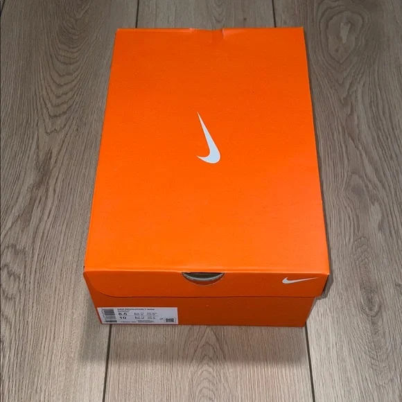 NWT - Nike Revolution 8.5 Wide Black and White Running Shoes - Picture 11 of 12